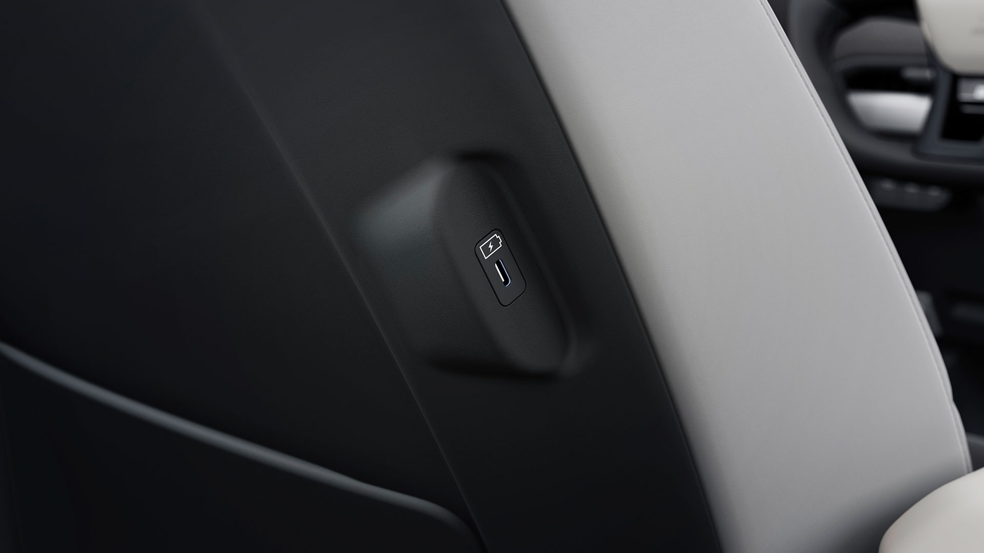Панел за безжично зареждане и USB-C портове за бързо зареждане на смартфони 